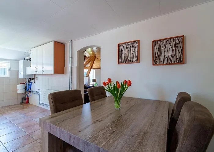 Achter De Vijf Linden